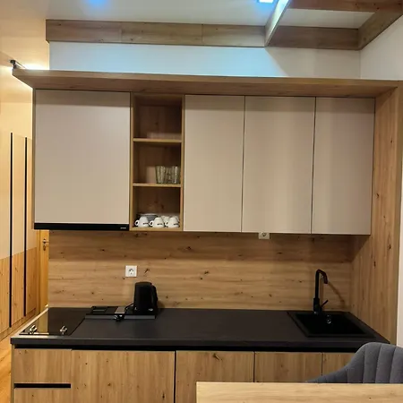 Mak D038 - U Sklopu Hotela Vucko